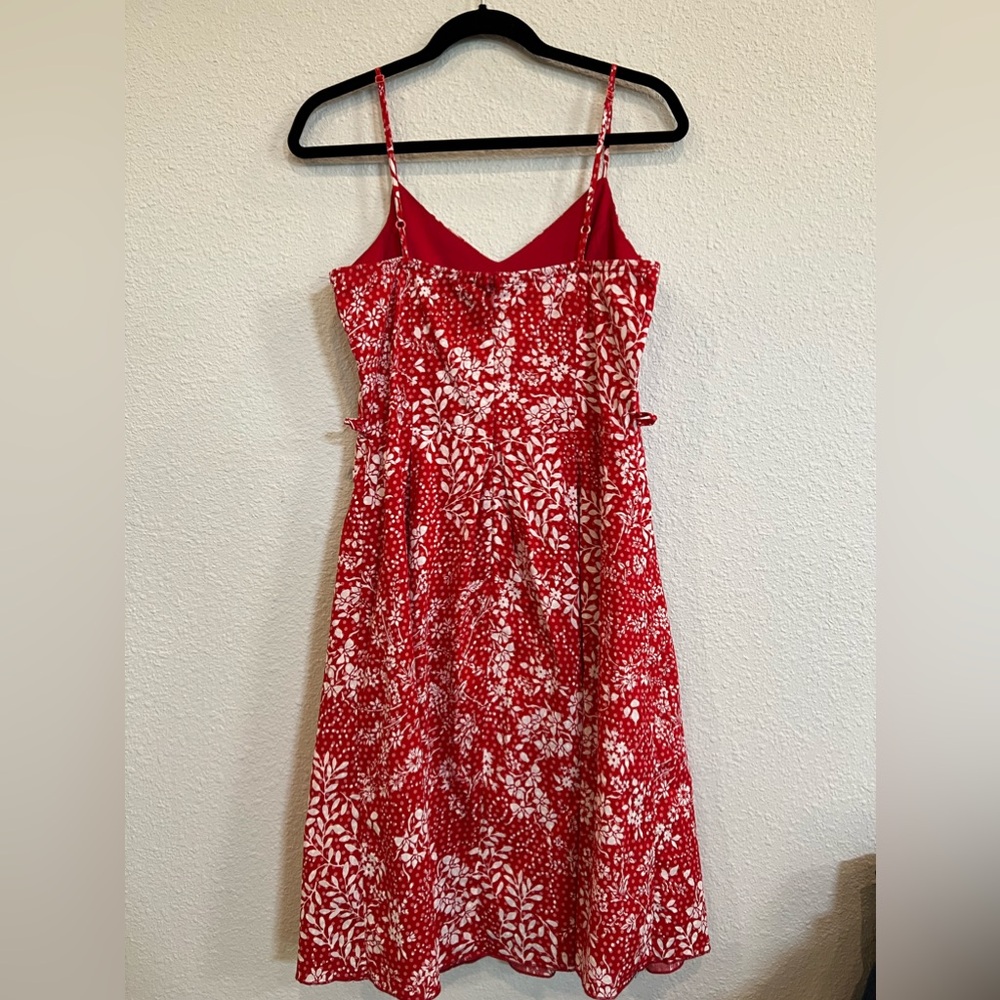 #254 Shyanne red floral flowy spaghetti strap dress size medium - Picture 2 of 7
